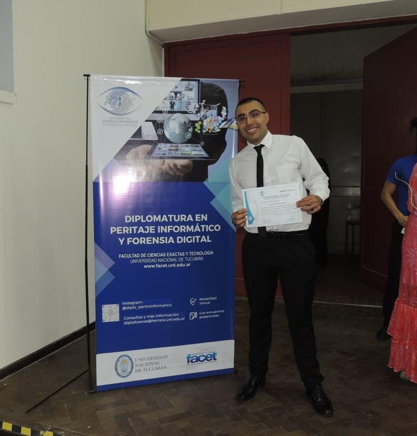 Leandro Murillo con su certificado de la diplomatura en peritaje informático