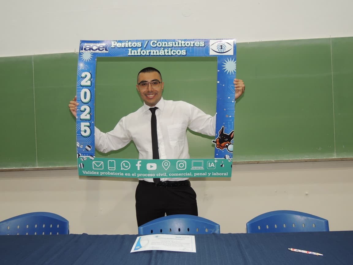 Leandro Murillo en la finalización de la formación en peritaje informático