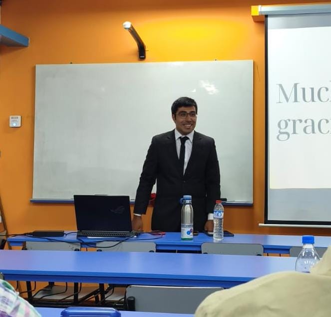 Leandro Murillo dando una presentación técnica