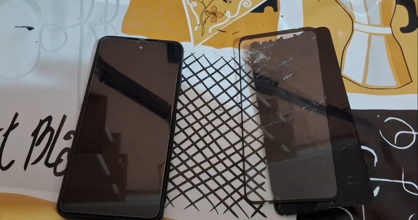 Smartphone armado junto al módulo de pantalla retirado